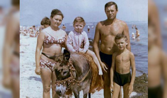 Илья Носков в детстве (на фото: с родителями и братом)