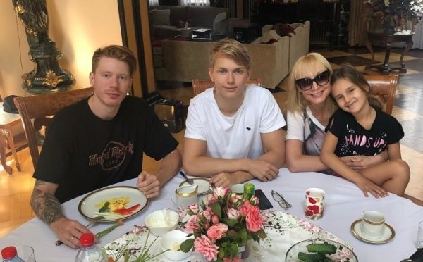 Кристина Орбакайте со всеми детьми