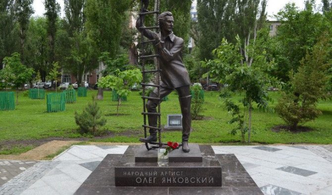 Памятник Олегу Янковскому в Саратове