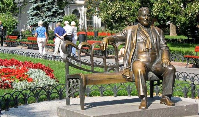 Памятник Утёсову на Дерибасовской улице в Одессе
