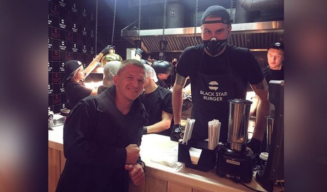 Павел Курьянов на кухне Black Star Burger