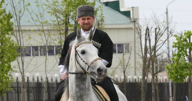 Президент любит проводить свой досуг катаясь на лошадях