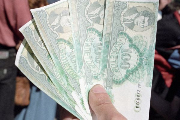 Россия узнала об «МММ» в 1993 году. Кооператив, прежде занимавшийся перепродажей оргтехники, выпустил в открытую продажу акции. Они торговались по принципу «сегодня дороже, чем вчера». Предполагалось, что покупатели акций получат дивиденды за счёт последующих покупателей.