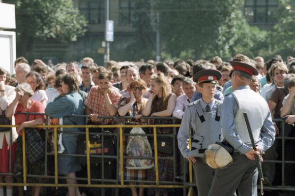 В офисе «МММ» прошли обыски, однако доверие обывателей к Мавроди было столь высоко, что у Белого дома собрался митинг в поддержку предпринимателей. Другие же тщетно пытались вернуть свои вклады.